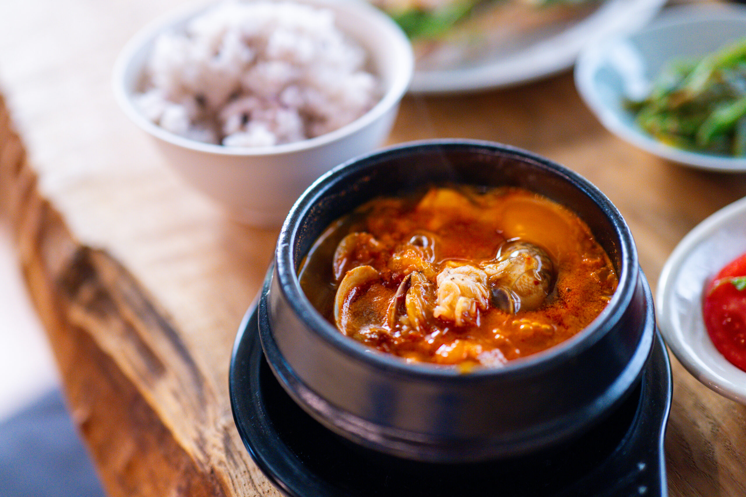 コチュジャンを使って作る韓国料理の代表スンドゥブチゲ