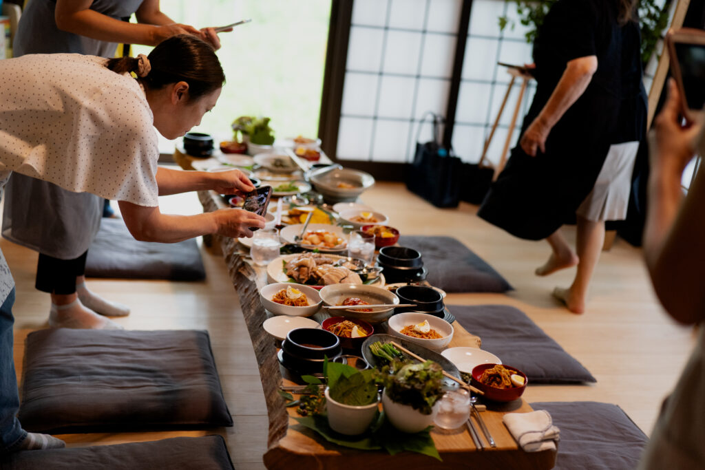 食卓いっぱいに広がる韓国家庭料理の数々