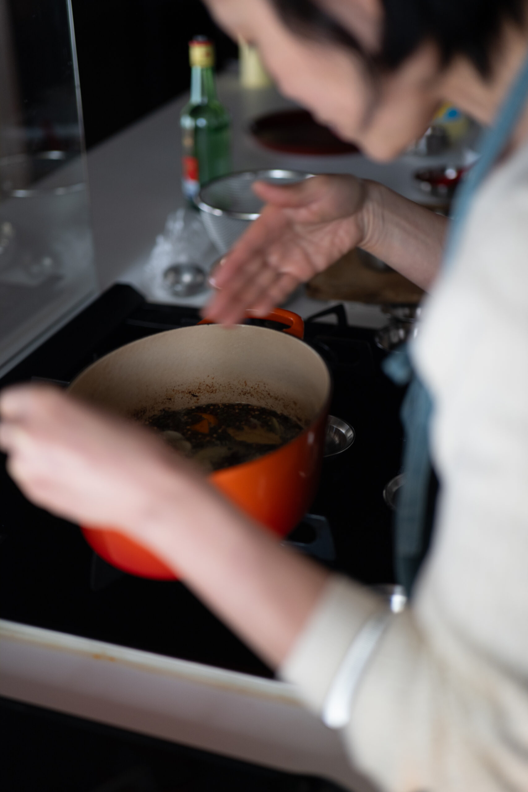 麻辣オイルを香りを嗅ぎながら作っている様子