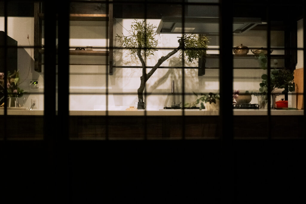 誰もいない静かな夜のアトリエの様子