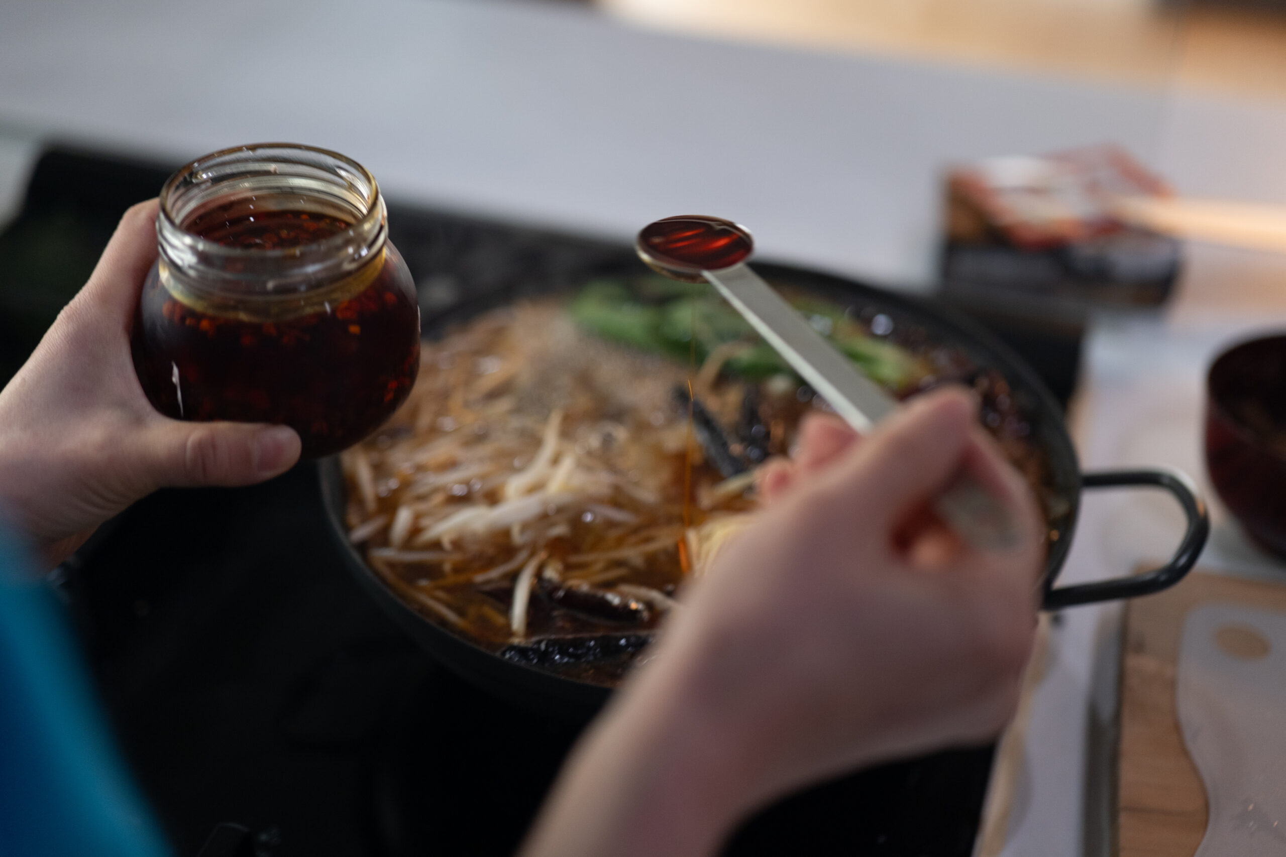 香りの仕上げに麻辣オイルをかける
