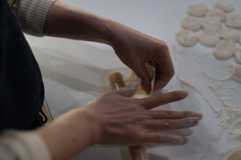 餃子の皮を伸している様子