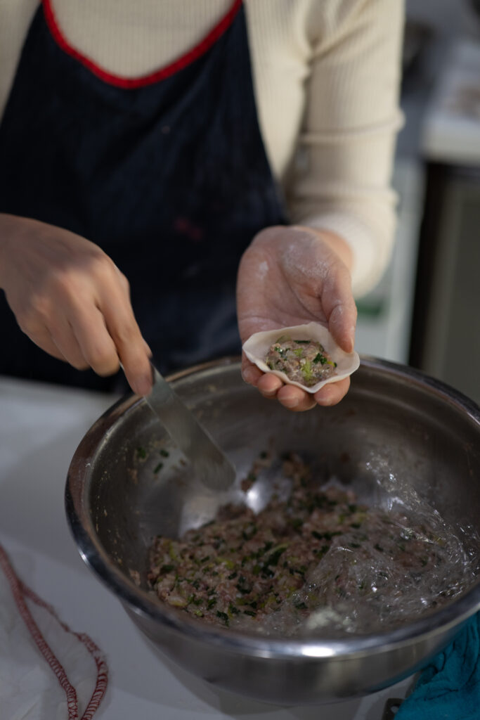 餃子の皮に具を乗せている様子