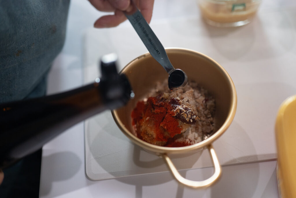 合わせ調味料を作っている様子