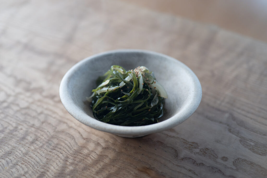切り昆布と玉ねぎの炒め物は少し風味が違うだけで新しいレパートリーの一つになる