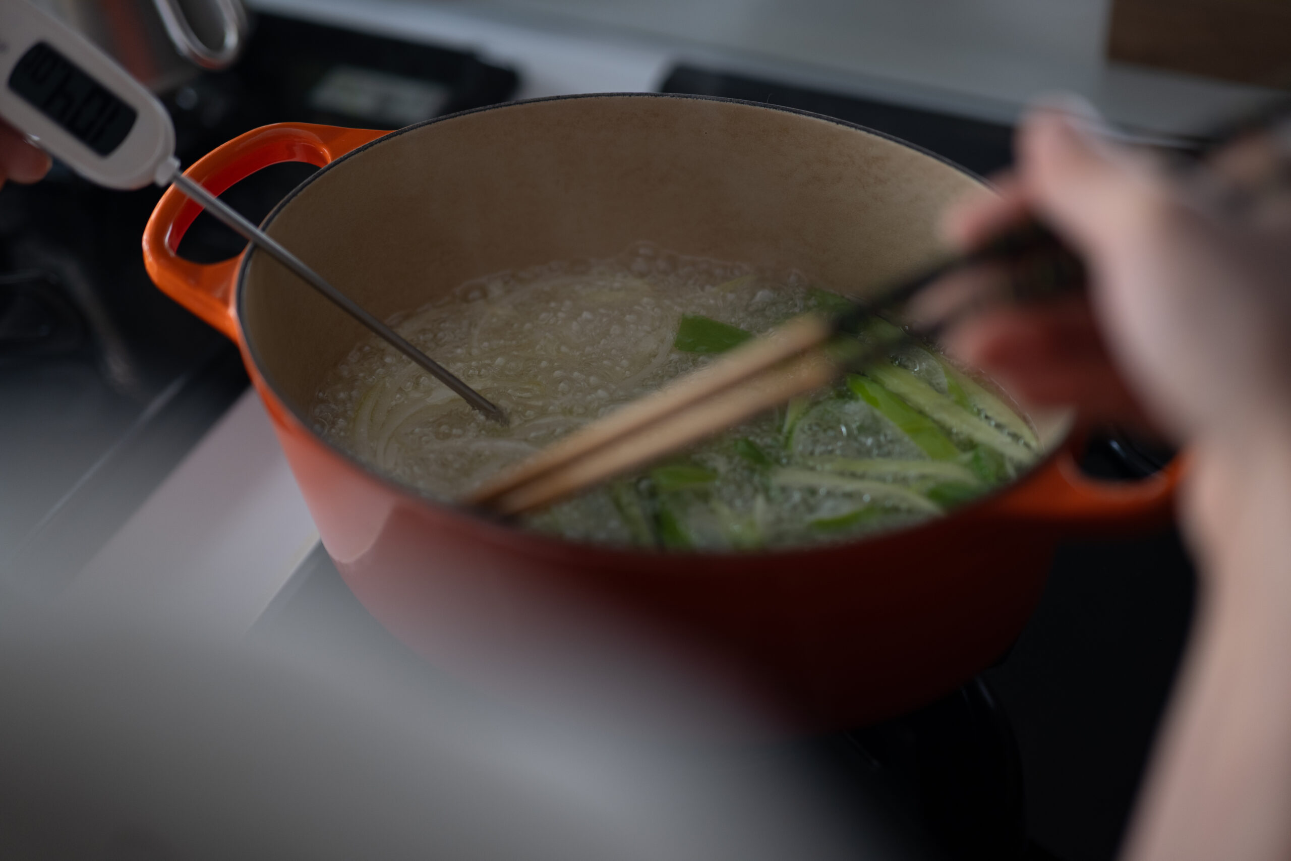 長ねぎと玉ねぎでネギ油を作っている様子