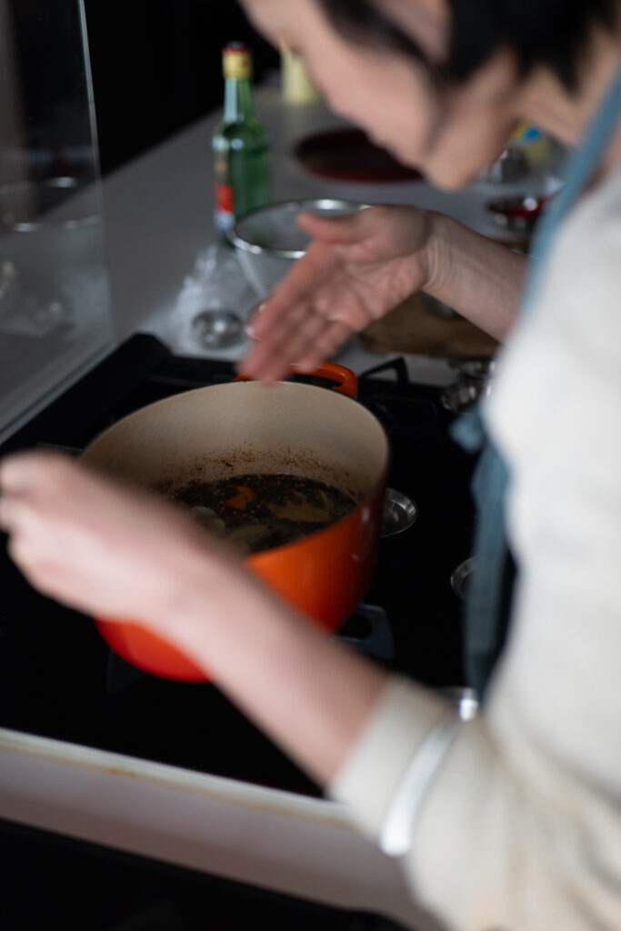 麻辣オイルを香りを嗅ぎながら作っている様子