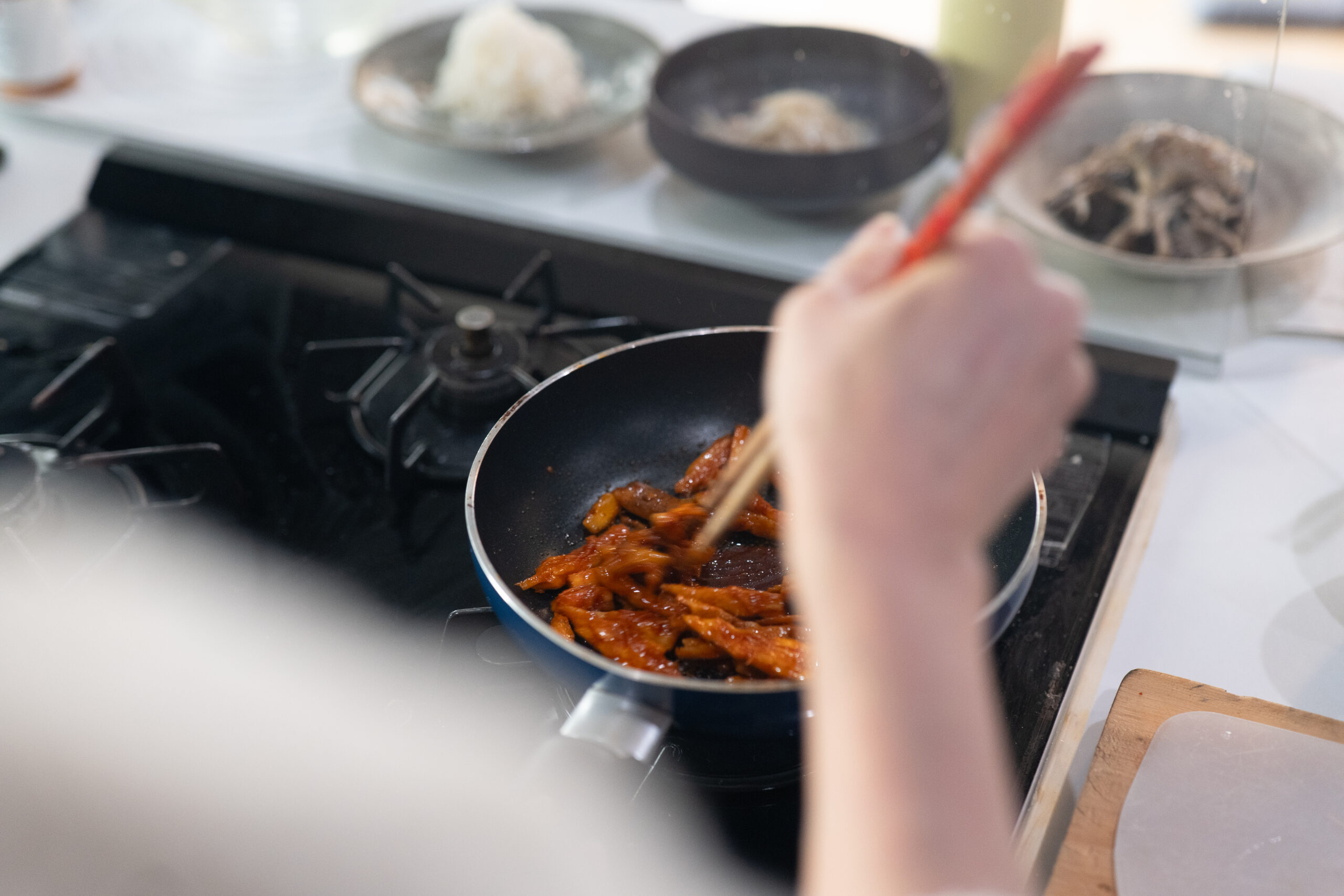 ごぼうをピリ辛に味付けして焼いたおかず