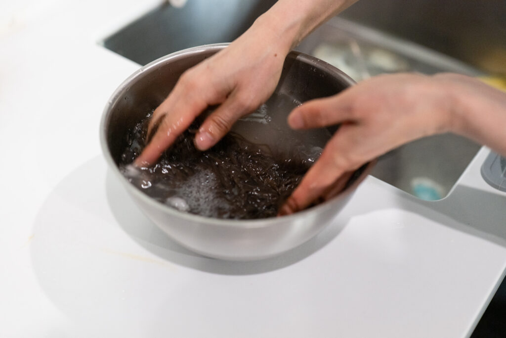 平壌冷麺の麺を水で洗う様子