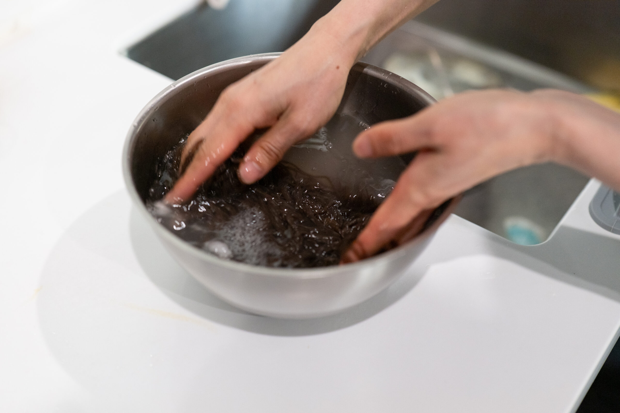 平壌冷麺の麺を水で洗う様子